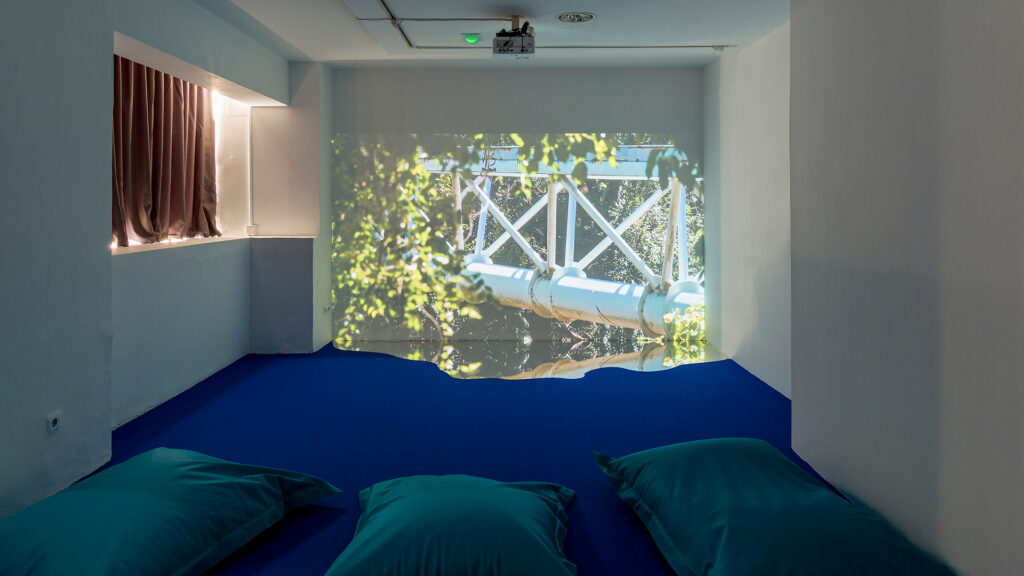 Aprendiz de Río, video installation by artist Juan Pablo Pacheco
